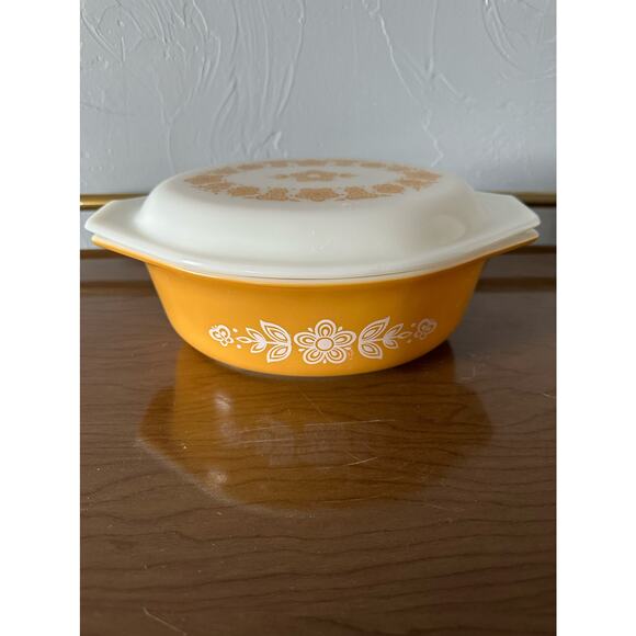 Vintage 1970's Pyrex Butterfly Gold Covered Casserole Dish with LID Collectible - Picture 2 of 9